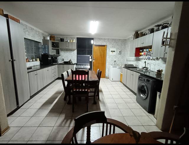 6 BEDROOM HOUSE FOR SALE IN CASHAN